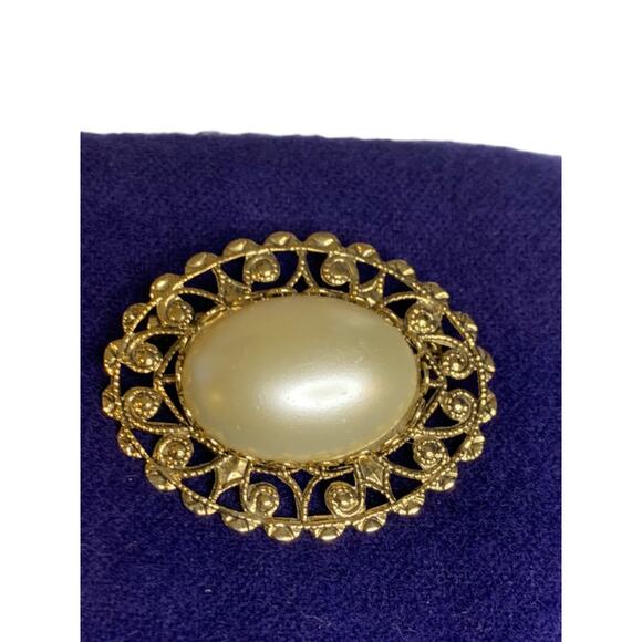 Goldtone Filigree Brooch Pin Oval Faux Pearl - Picture 4 of 8